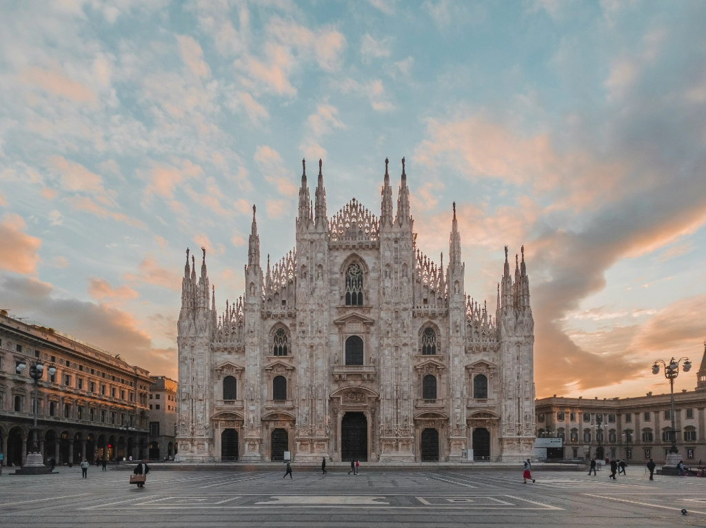 MateoReisen în Milano – explorează confortabil Italia din acest oraș plin de personalitate. Călătorește sigur cu autocarele noastre moderne.