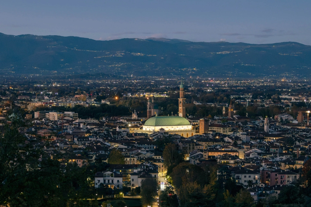 MateoReisen в Vicenza — путешествуй с комфортом по Италии из этого уникального города. Безопасные поездки на современных автобусах.